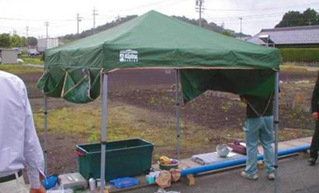市販の簡易テントなどを用いて施工する