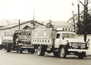 1956年、京都工場の「エスロンパイプ」初荷の写真