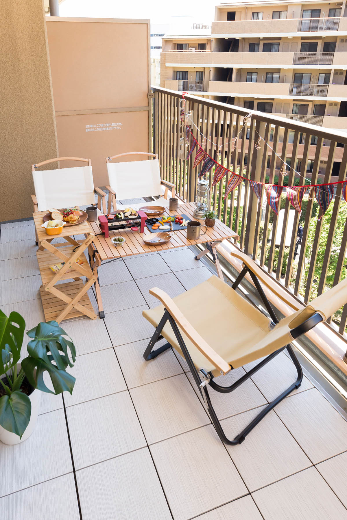 クレガーレ バルコニーにローテーブルとビーズクッション