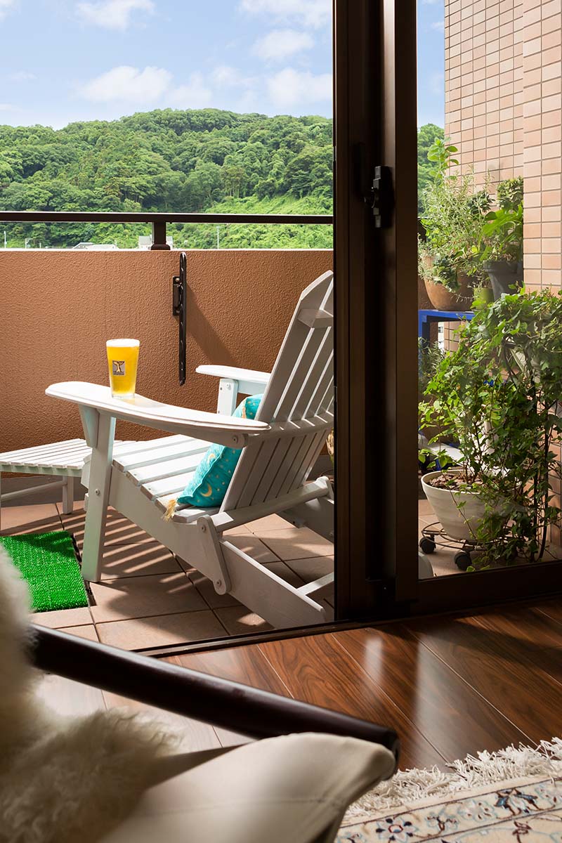 大きな白いデッキチェア