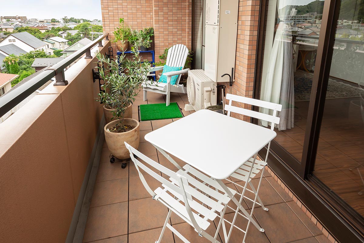 ポイントは東海岸に並ぶ白いチェア