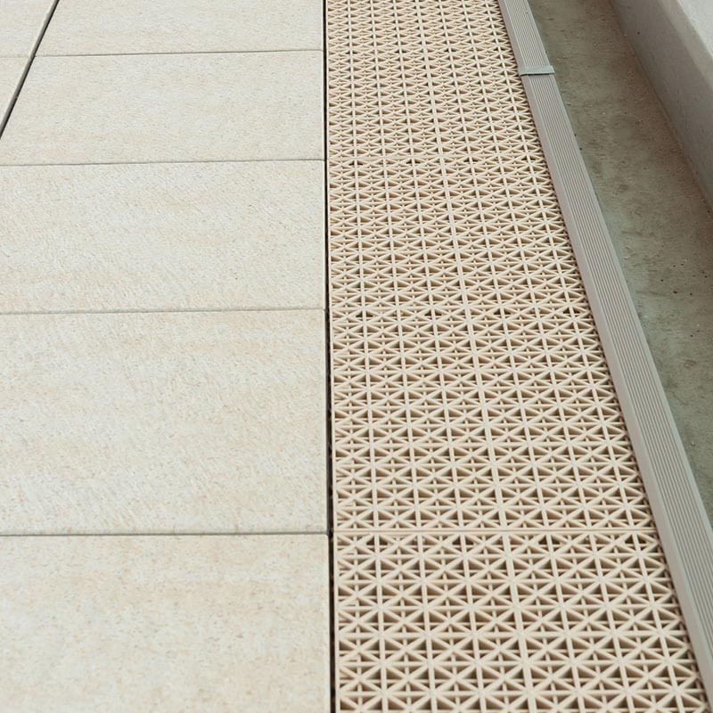 大きな白いデッキチェア