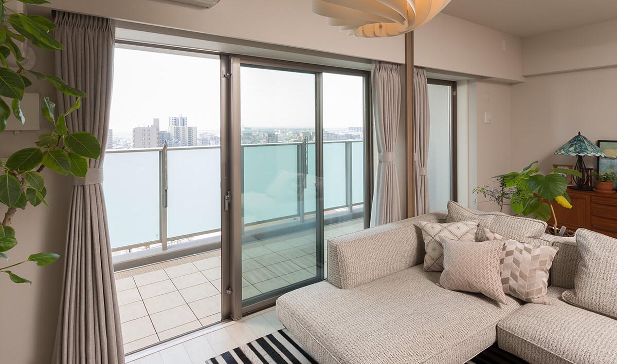 ポイントは東海岸に並ぶ白いチェア