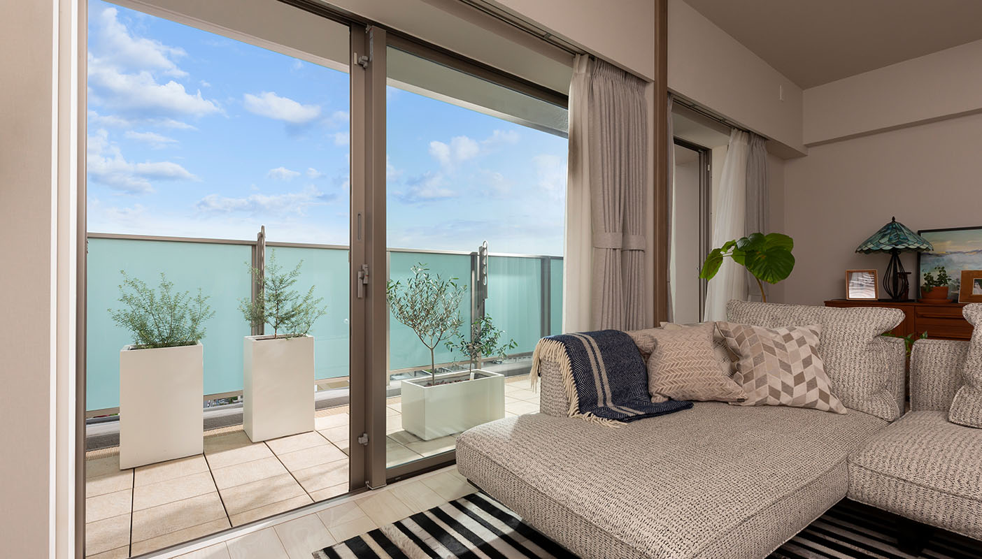 空間に広がりを生みだす。モダンな室内にあわせた白いタイル