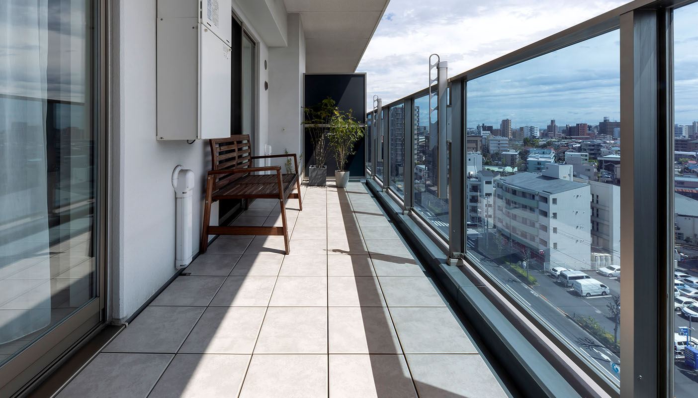 空間に広がりを生みだす。モダンな室内にあわせた白いタイル