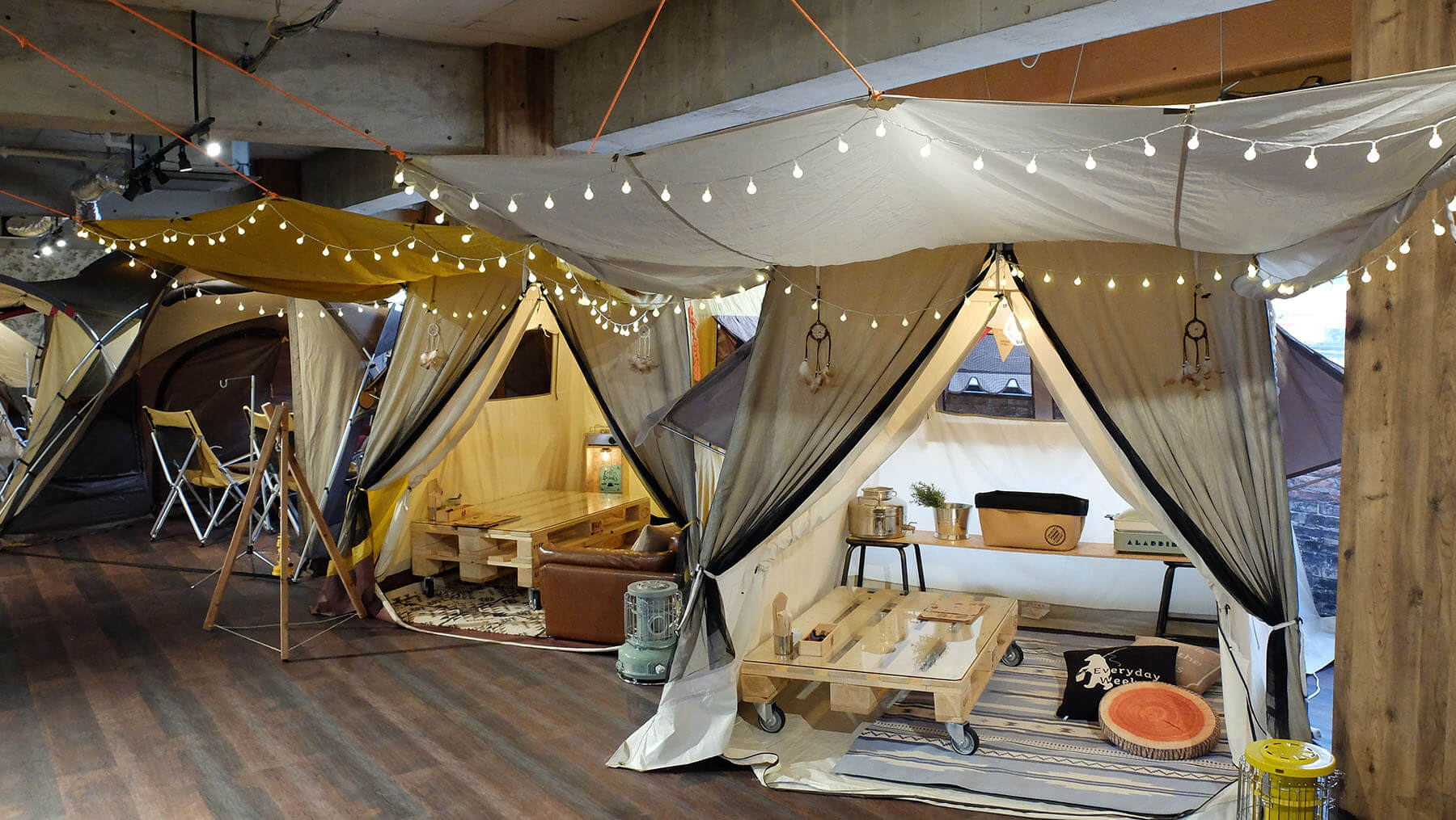カフェスペースのテント