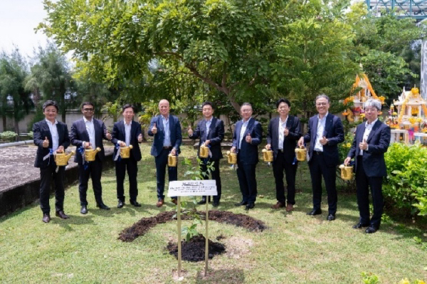 タイの塩素化塩化ビニル樹脂工場の10周年記念行事_両社経営陣による記念植樹の様子