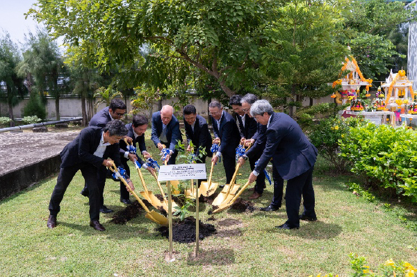 タイの塩素化塩化ビニル樹脂工場の10周年記念行事_両社経営陣による記念植樹の様子