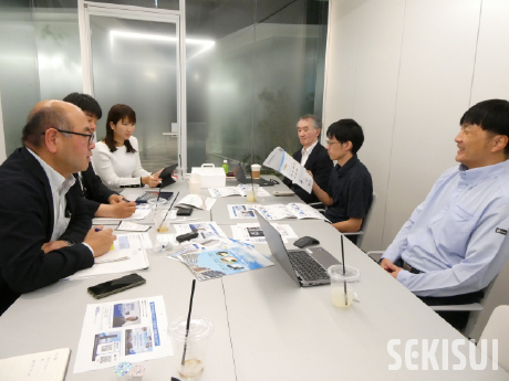 会議室にてインタビュー