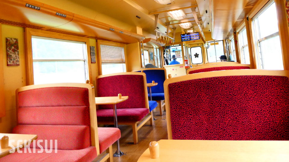 木の温かみが感じられる「八頭号」の車内