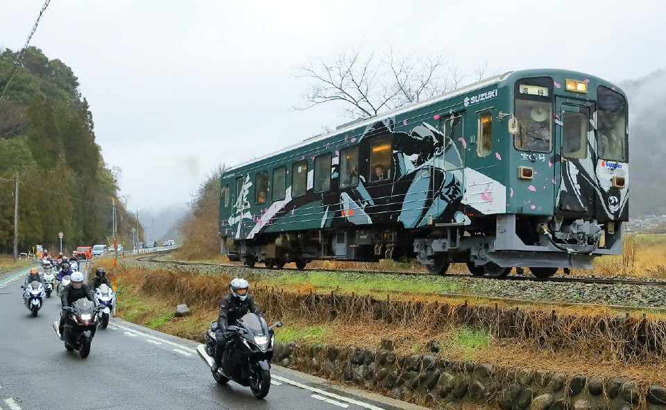 隼ラッピング列車とスズキ・GSX1300R 隼