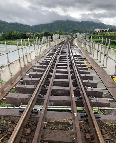 橋の左右に仮の足場が組まれた状態
