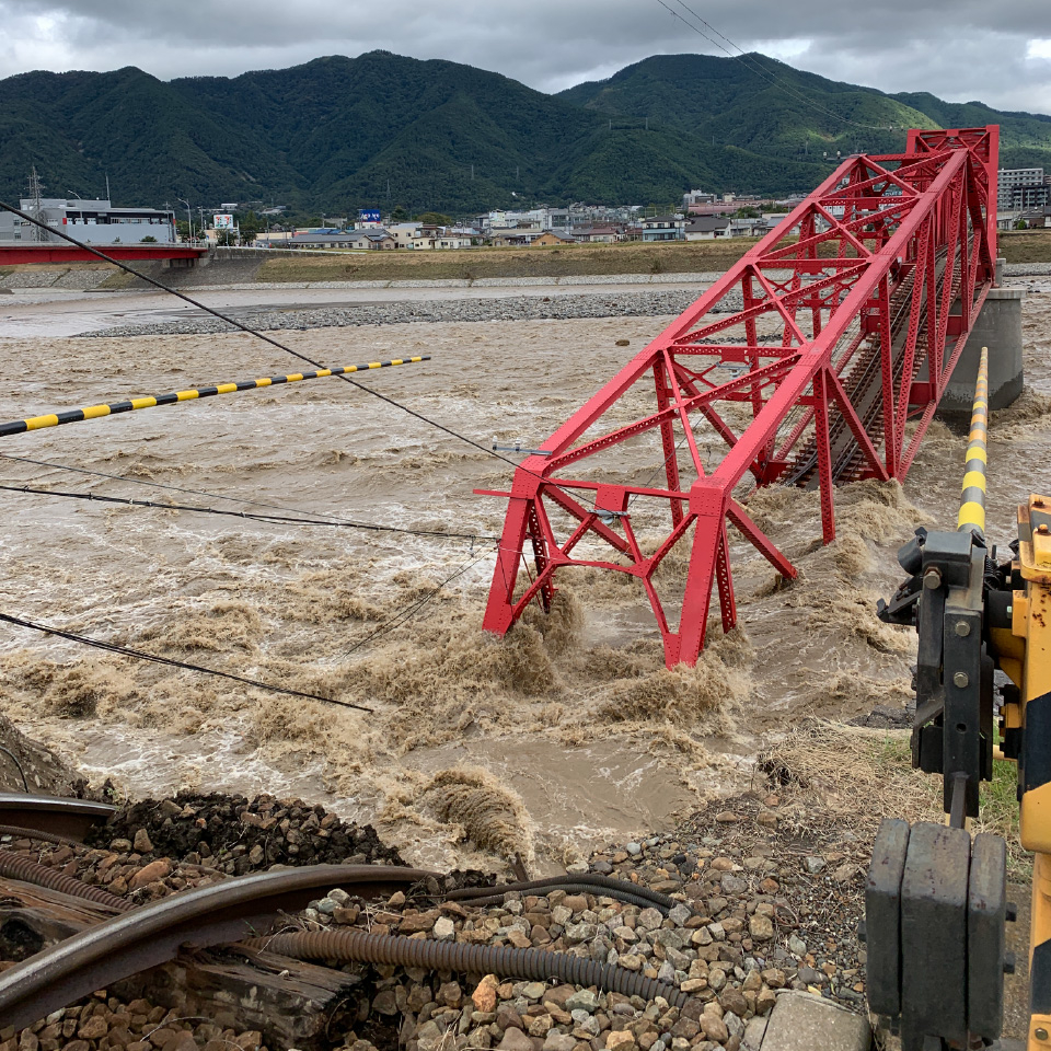 増水により崩落した千曲川橋梁
