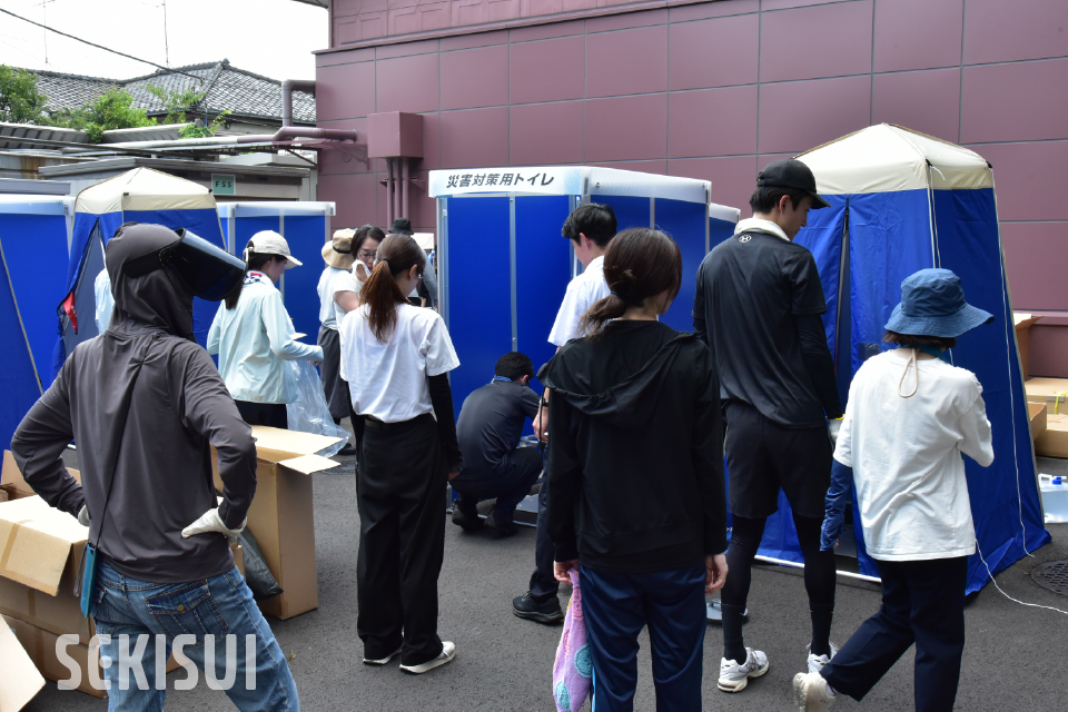 マンホールトイレ(貯留型)の組⽴て風景(パネルタイプ)