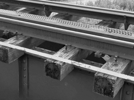 補助金を活用し、橋まくらぎを合成まくらぎへ交換 初期投資を抑えつつ、長寿命化と省メンテナンス化を同時に実現