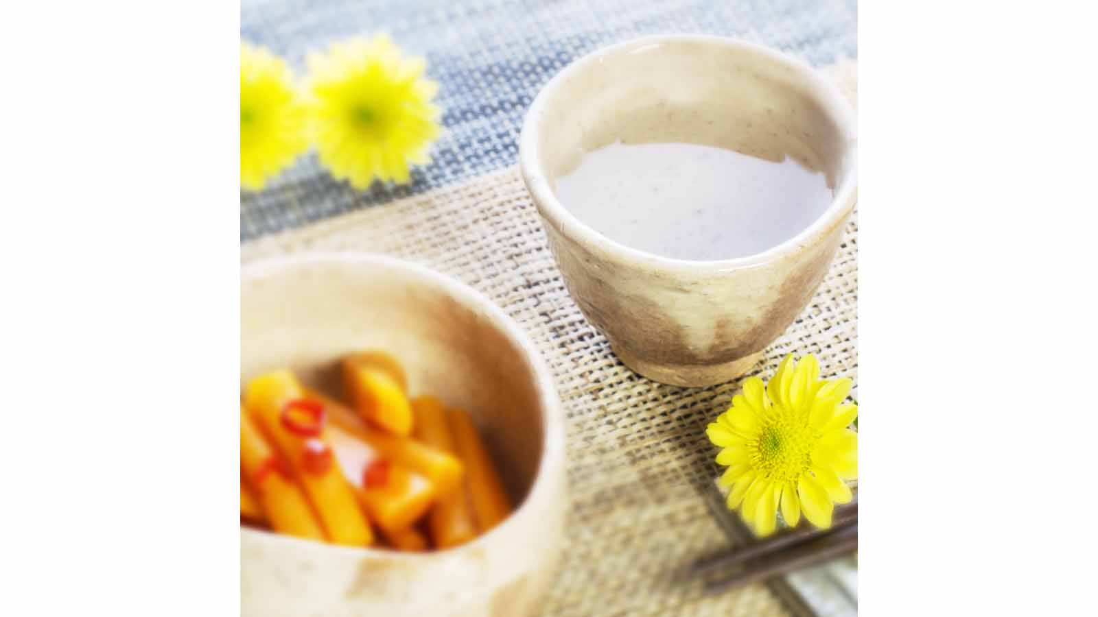 菊の花びらでお酒をアレンジ