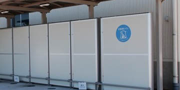 【実績紹介（現場レポート）-archive-】安来市の避難所に防災貯留型仮設トイレシステムを設置 トイレブースを自転車置き場として利用