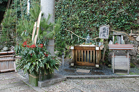 竹生島・宝厳寺の瑞祥水と正月飾り