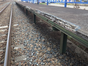 融雪剤で腐食劣化したコンクリート製のホーム" -重機を使わずに腐らないホームに改修した方法とは?"